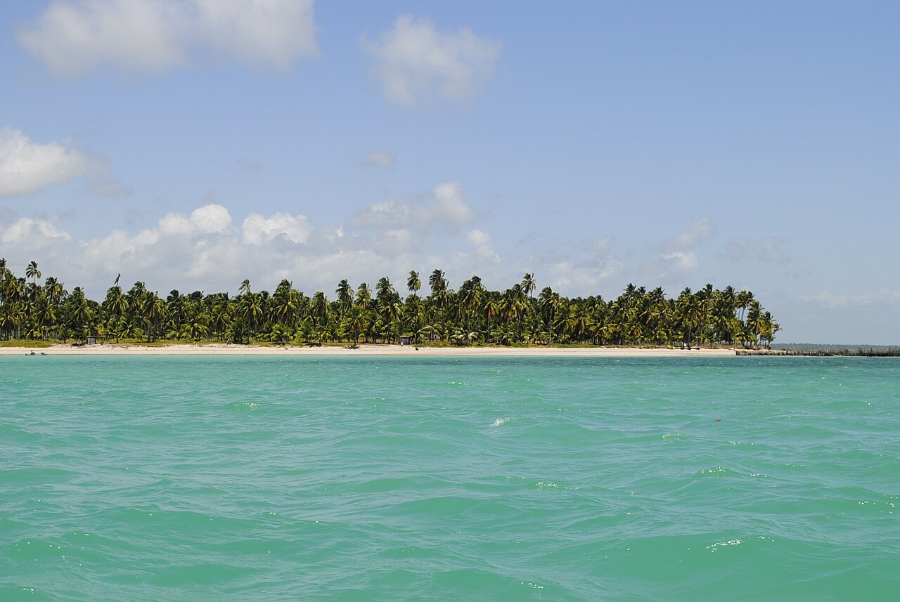Águas claras vistas das piscinas naturais de Ipioca